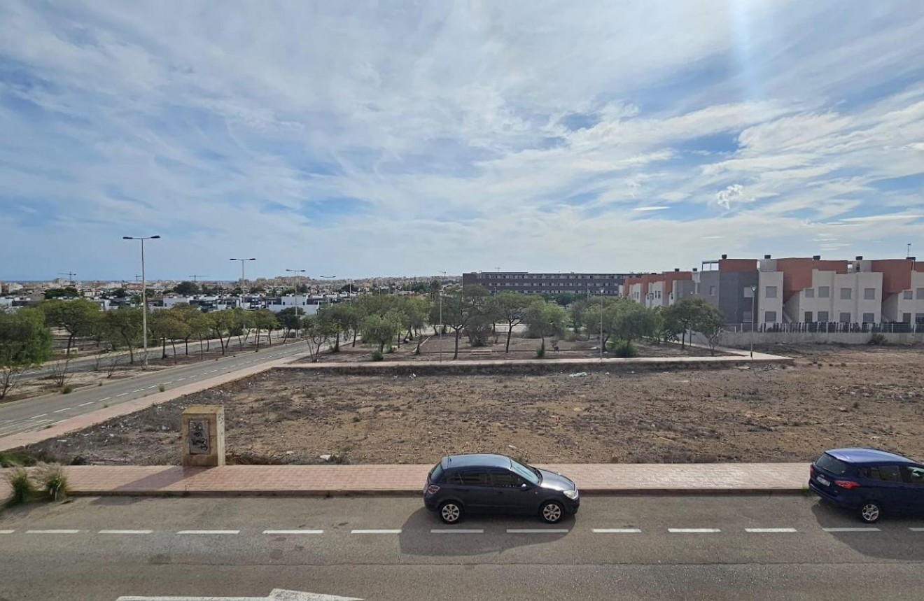 Resale - Apartment / flat -
Torrevieja - aguas nuevas