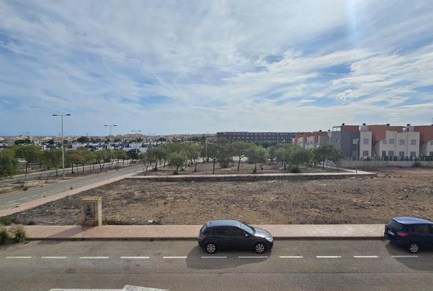 Resale - Apartment / flat -
Torrevieja - aguas nuevas