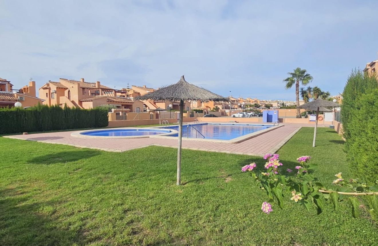 Resale - Apartment / flat -
Torrevieja - aguas nuevas