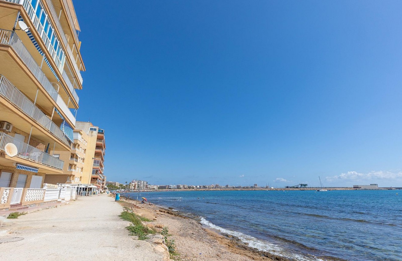 Z drugiej ręki - Mieszkanie w bloku -
Torrevieja - Playa de los Naufragos