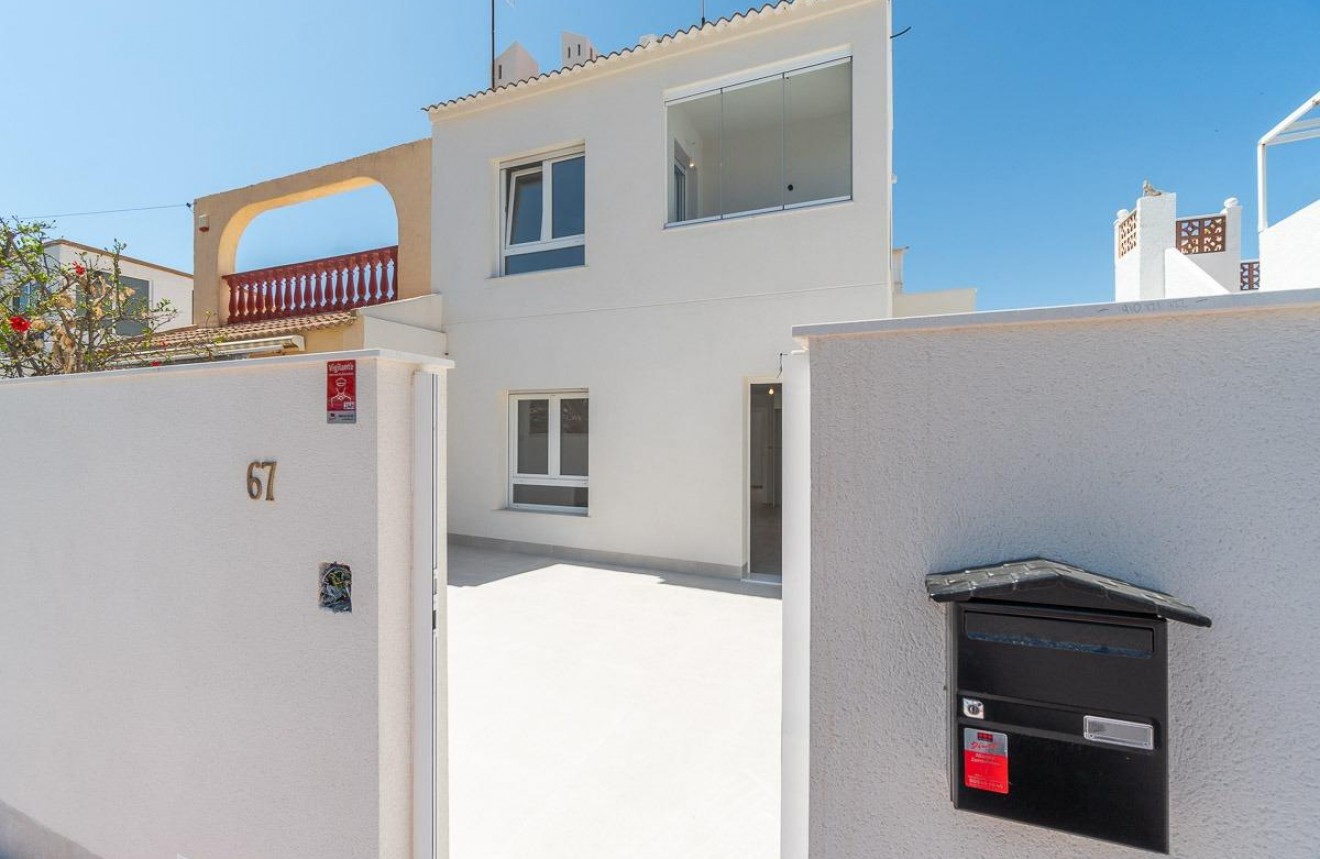 Resale - Chalet -
Torrevieja - Aguas Nuevas 1