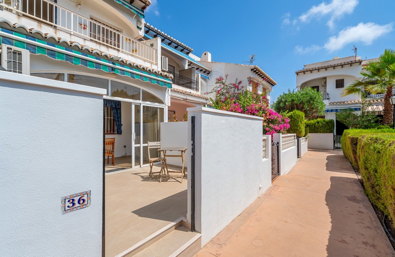 Resale - Chalet -
Torrevieja - Costa Blanca