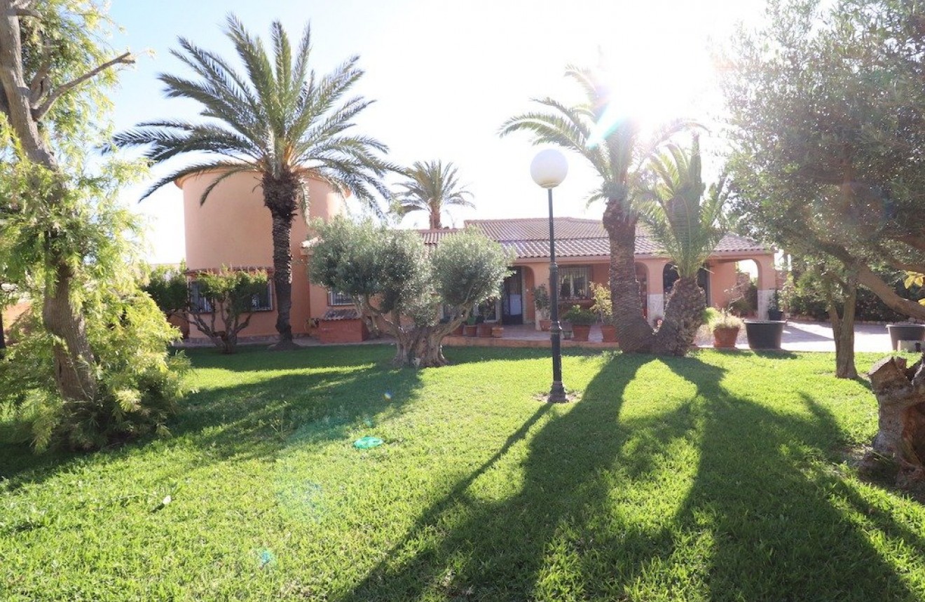 Resale - Chalet -
Torrevieja - Costa Blanca