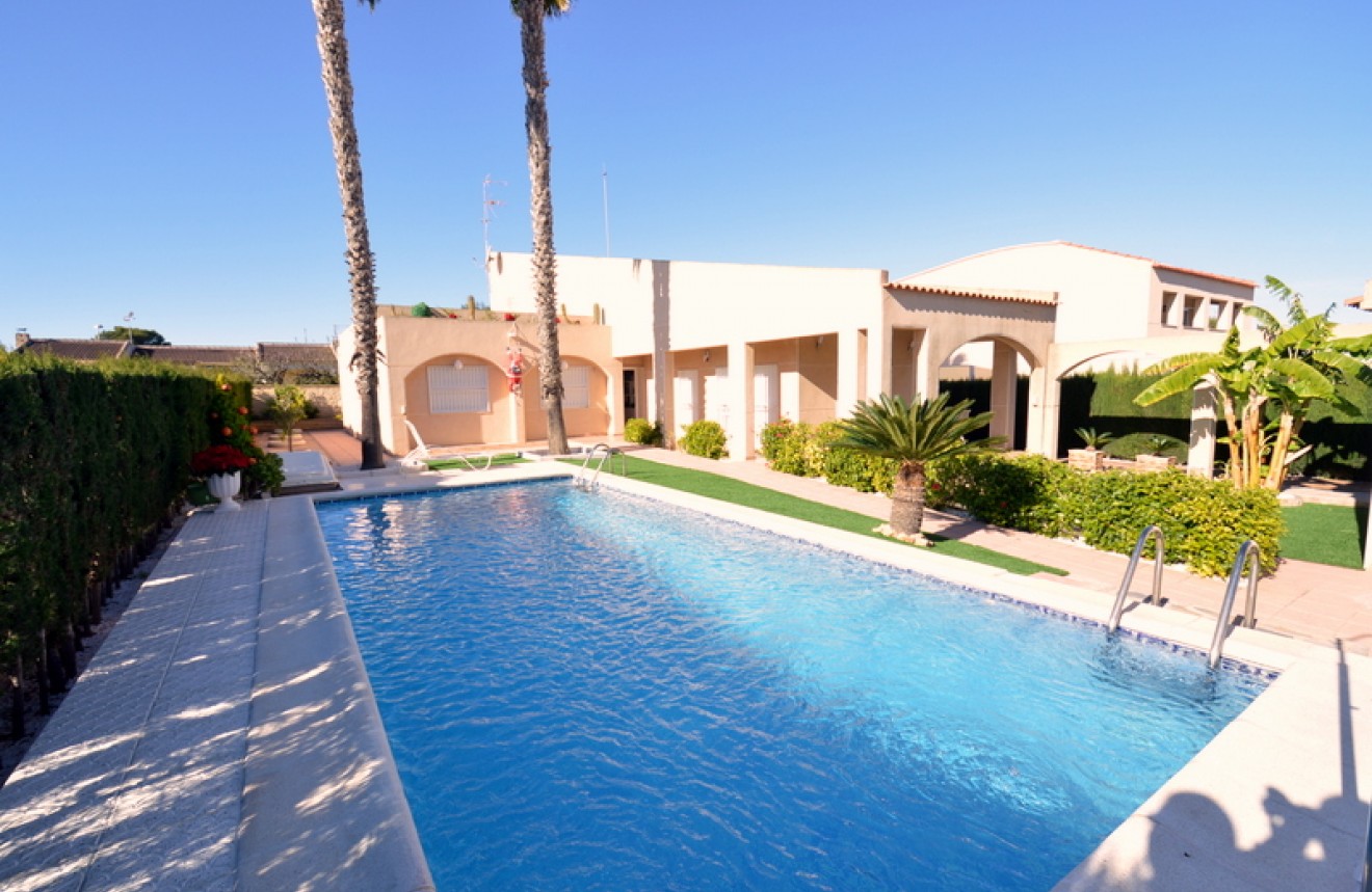 Resale - Chalet -
Torrevieja - Costa Blanca