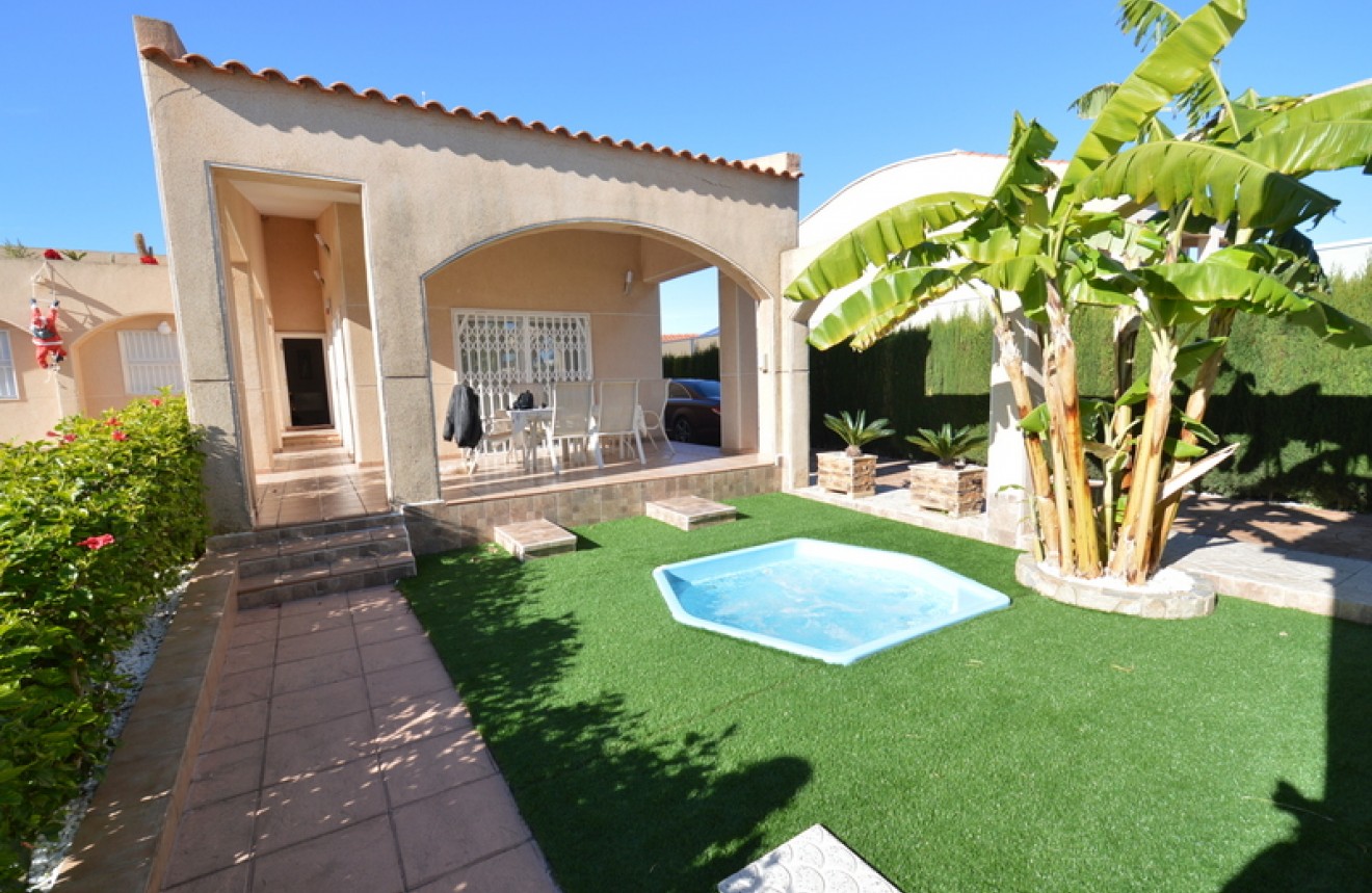 Resale - Chalet -
Torrevieja - Costa Blanca