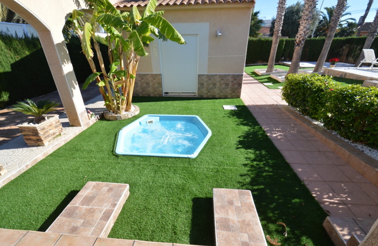 Resale - Chalet -
Torrevieja - Costa Blanca