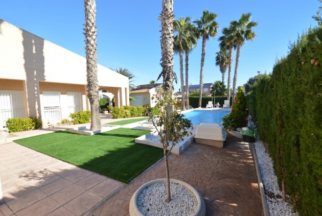 Resale - Chalet -
Torrevieja - Costa Blanca