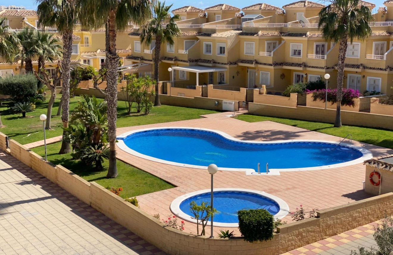 Segunda mano - Chalet -
Torrevieja - Los altos