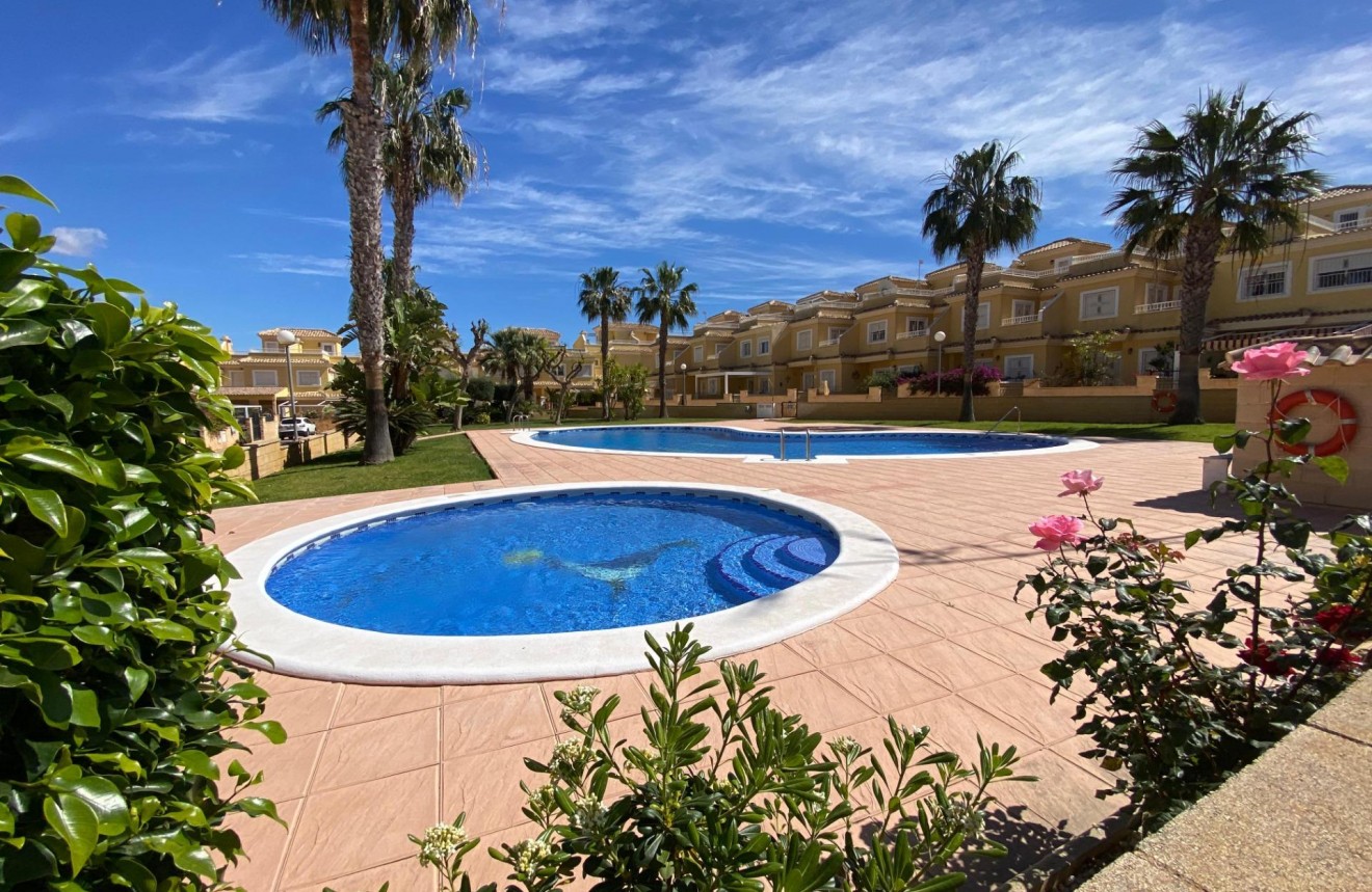 Segunda mano - Chalet -
Torrevieja - Los altos