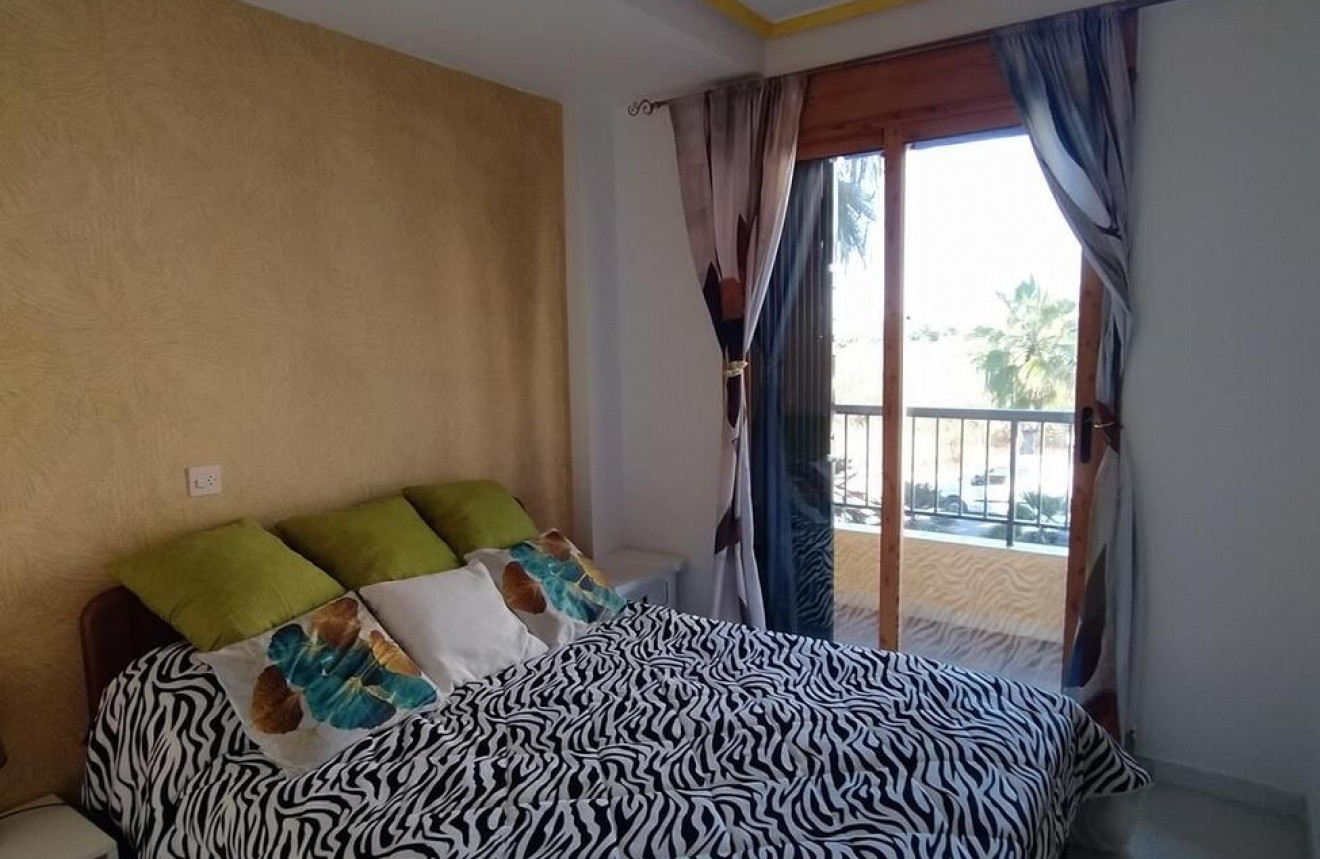 Resale - Chalet -
Torrevieja - La Mata