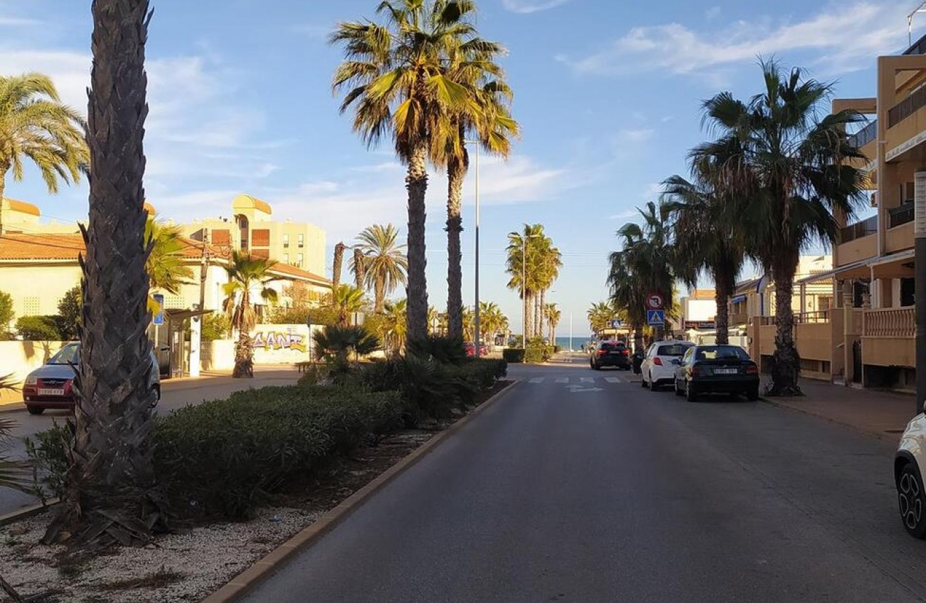 Resale - Chalet -
Torrevieja - La Mata