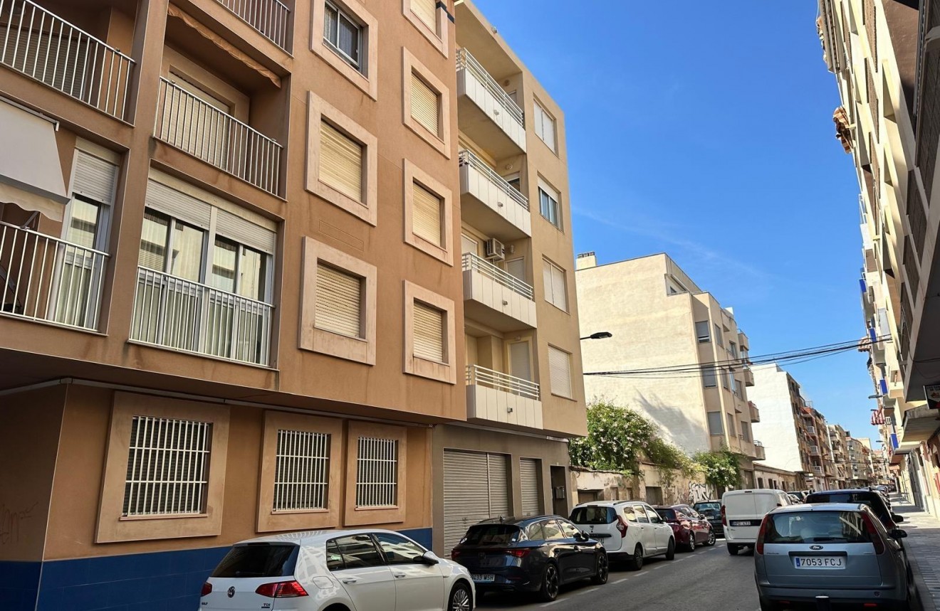 Resale - Apartment / flat -
Torrevieja - Paseo maritimo