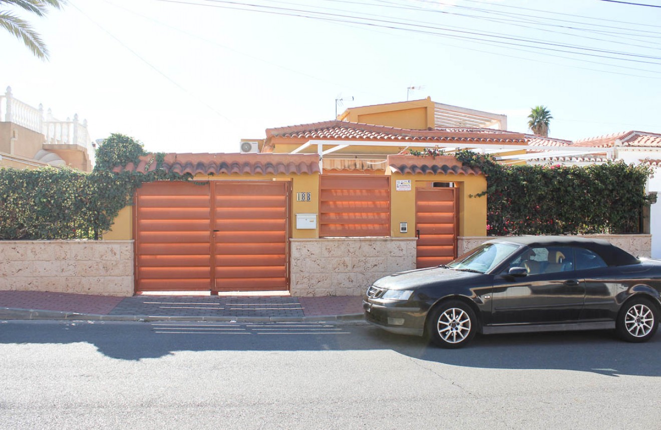 Resale - Chalet -
Torrevieja - Costa Blanca