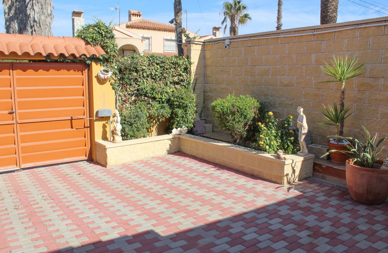 Resale - Chalet -
Torrevieja - Costa Blanca