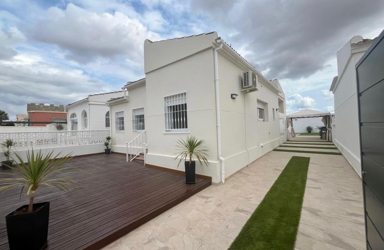 Resale - Chalet -
Torrevieja - San luis