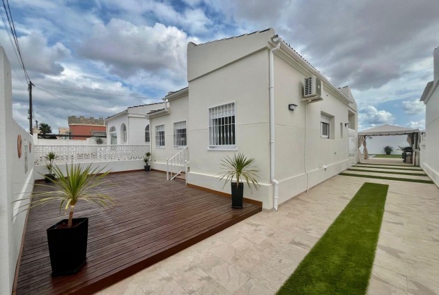 Resale - Chalet -
Torrevieja - San luis