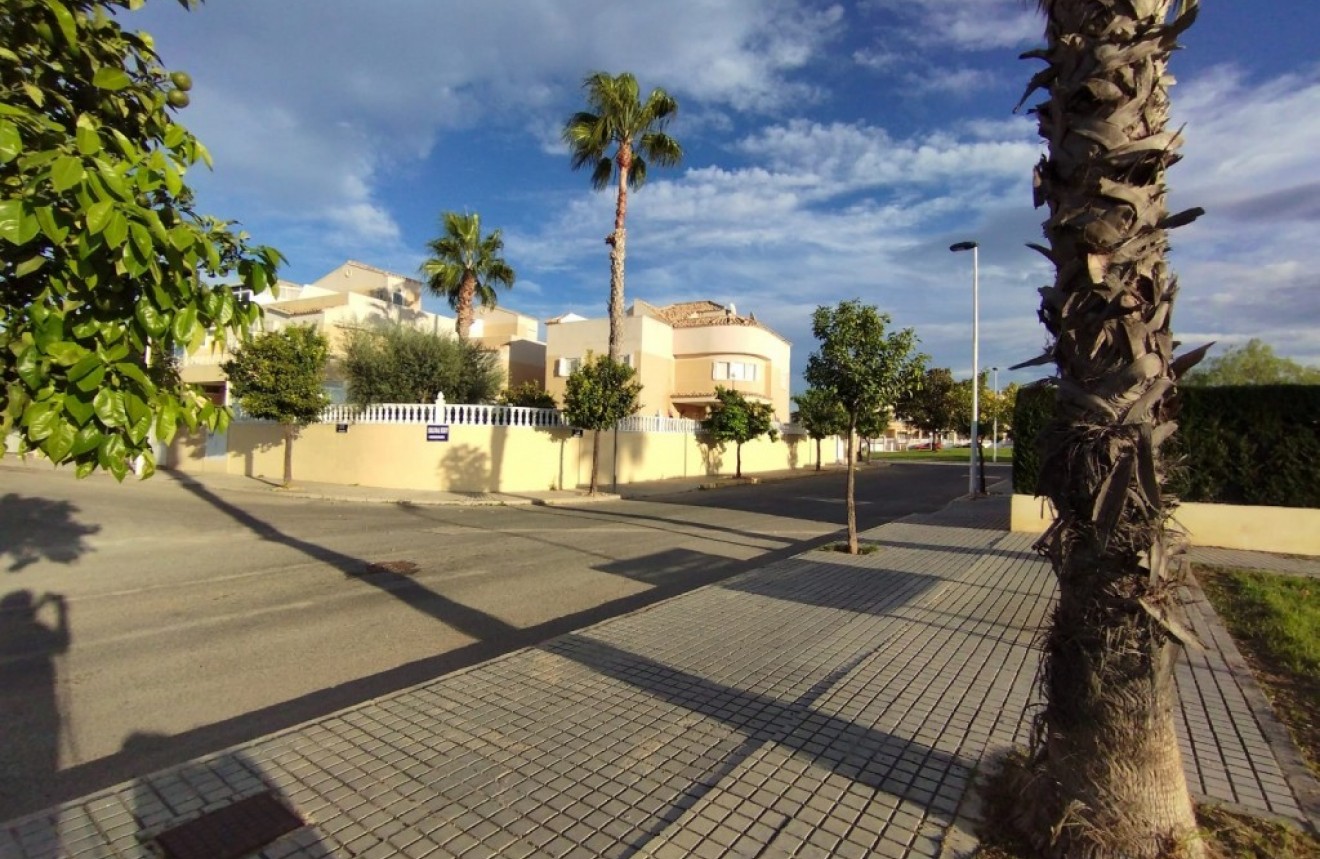 Resale - Chalet -
Torrevieja - Costa Blanca