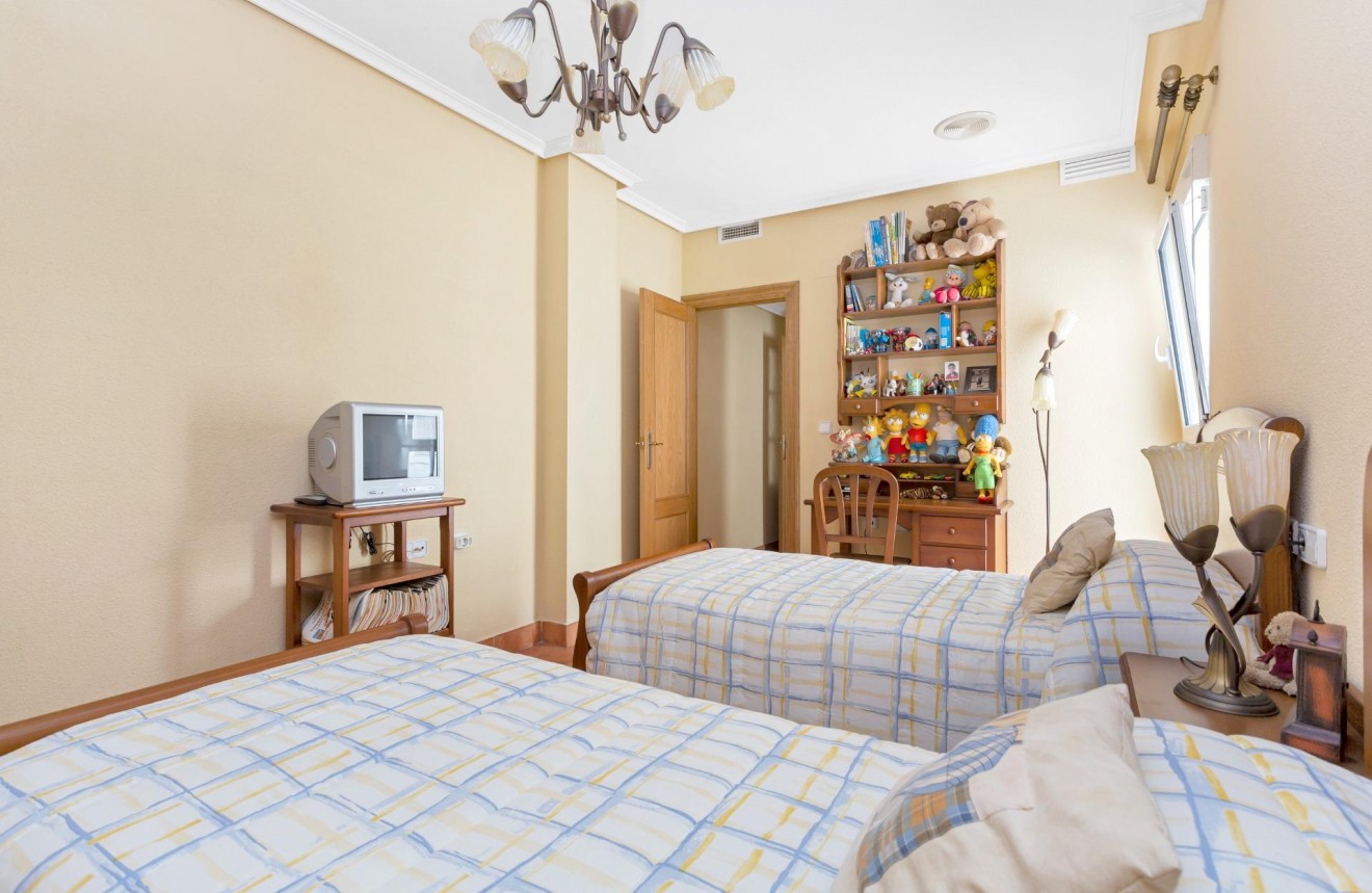 Resale - Chalet -
Torrevieja - Centro