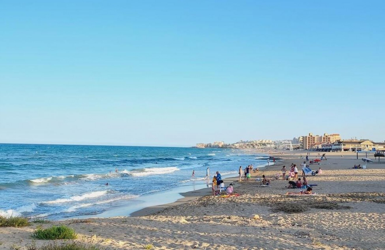 Z drugiej ręki - Szalet -
Torrevieja - La Mata