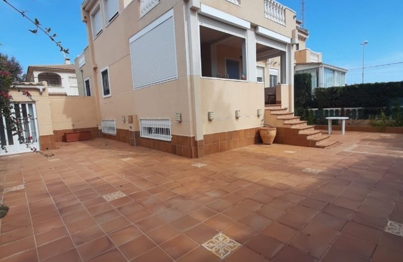 Resale - Chalet -
Torrevieja - Costa Blanca