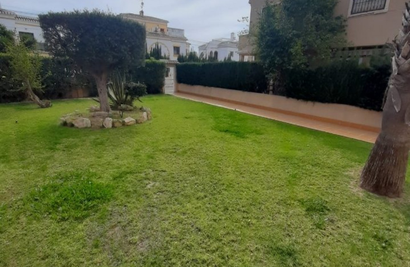 Resale - Chalet -
Torrevieja - Costa Blanca