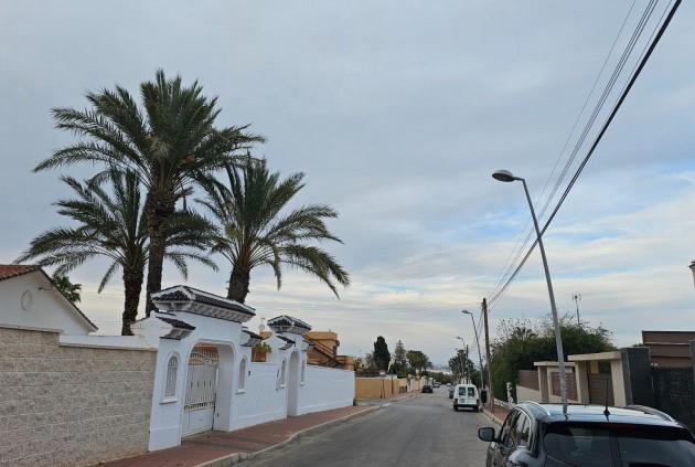 Z drugiej ręki - Szalet -
Torrevieja - Los altos