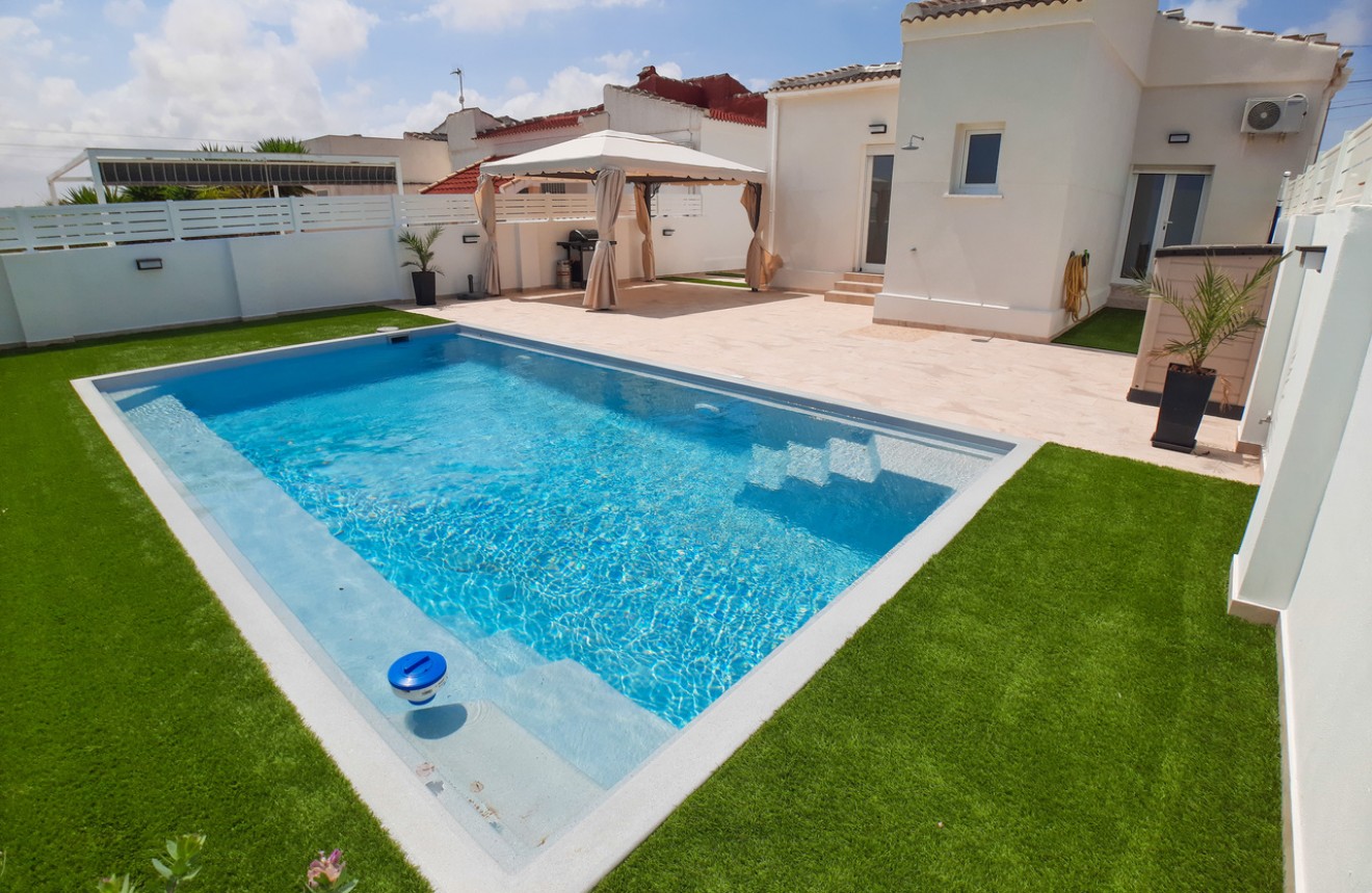 Resale - Chalet -
Torrevieja - Costa Blanca