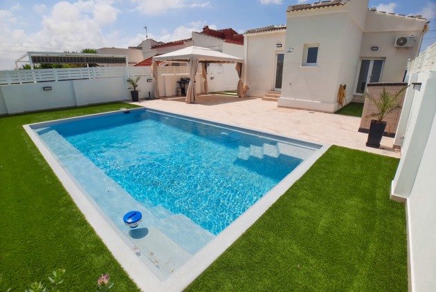 Resale - Chalet -
Torrevieja - Costa Blanca