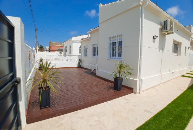 Resale - Chalet -
Torrevieja - Costa Blanca