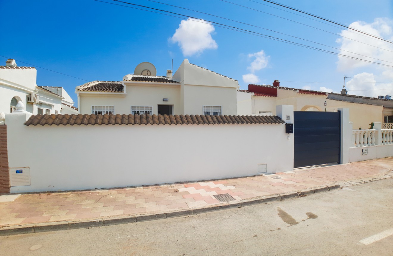 Resale - Chalet -
Torrevieja - Costa Blanca