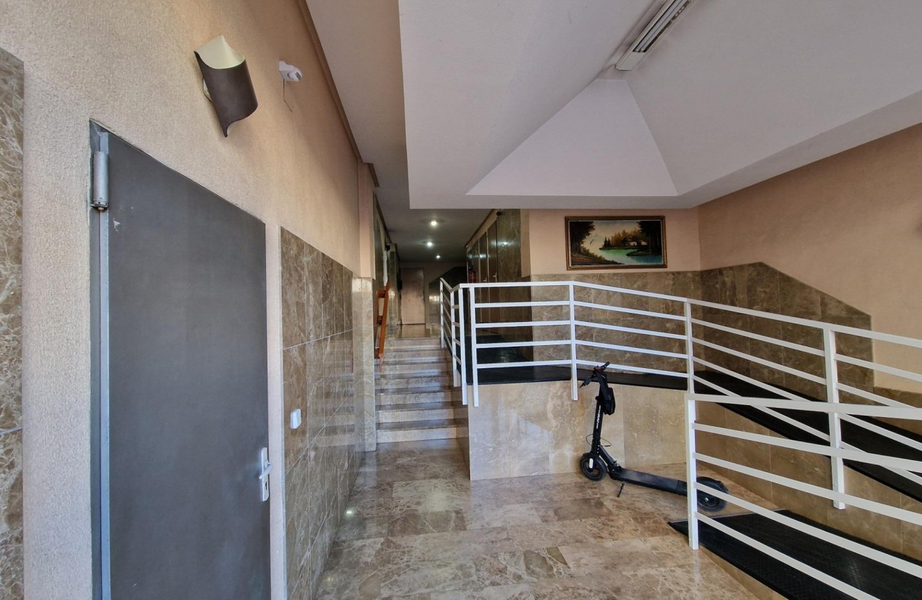 Resale - Apartment / flat -
Torrevieja - Centro