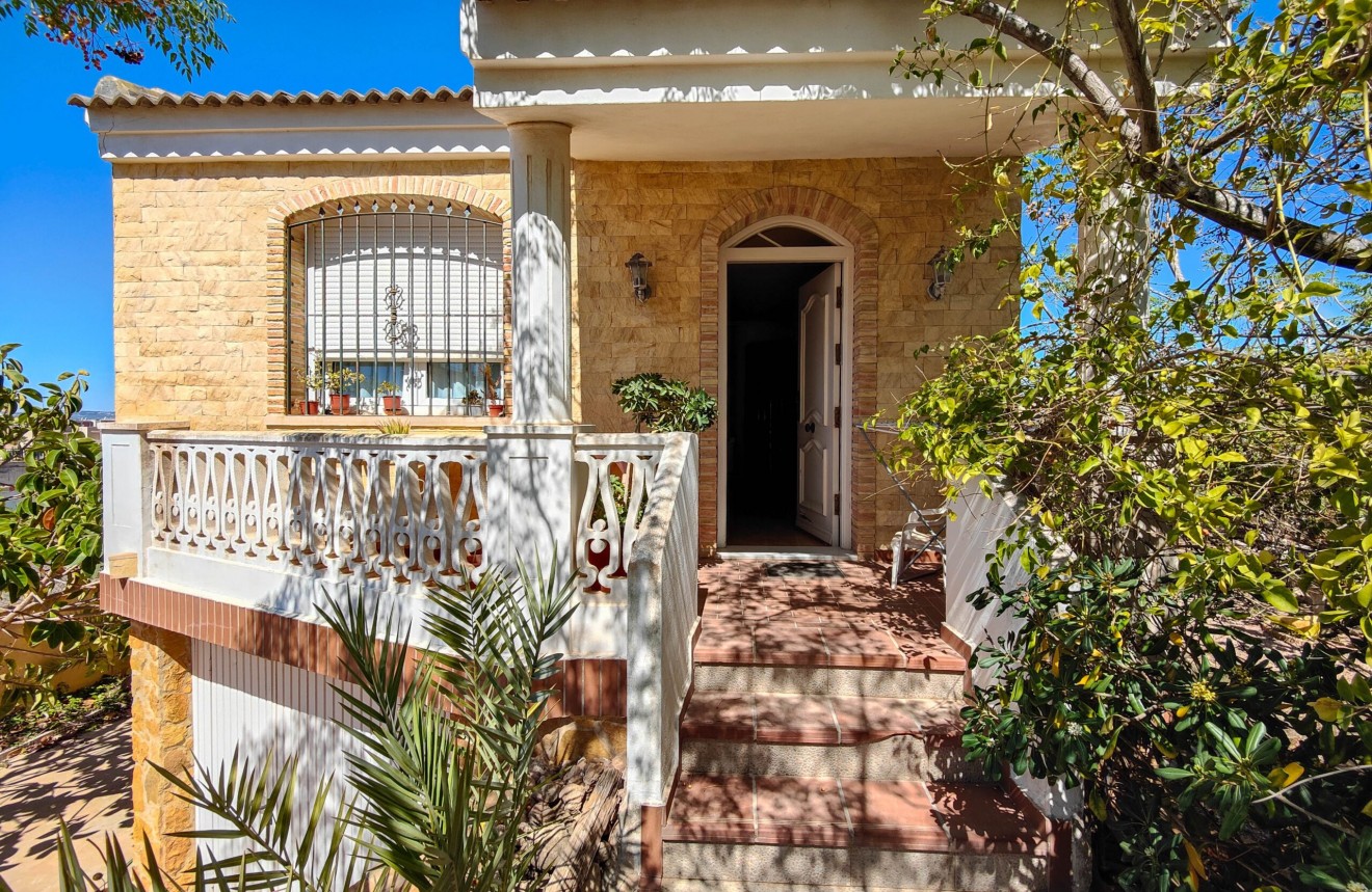 Resale - Chalet -
Torrevieja - Costa Blanca