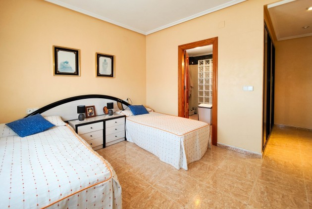 Resale - Chalet -
Torrevieja - Costa Blanca