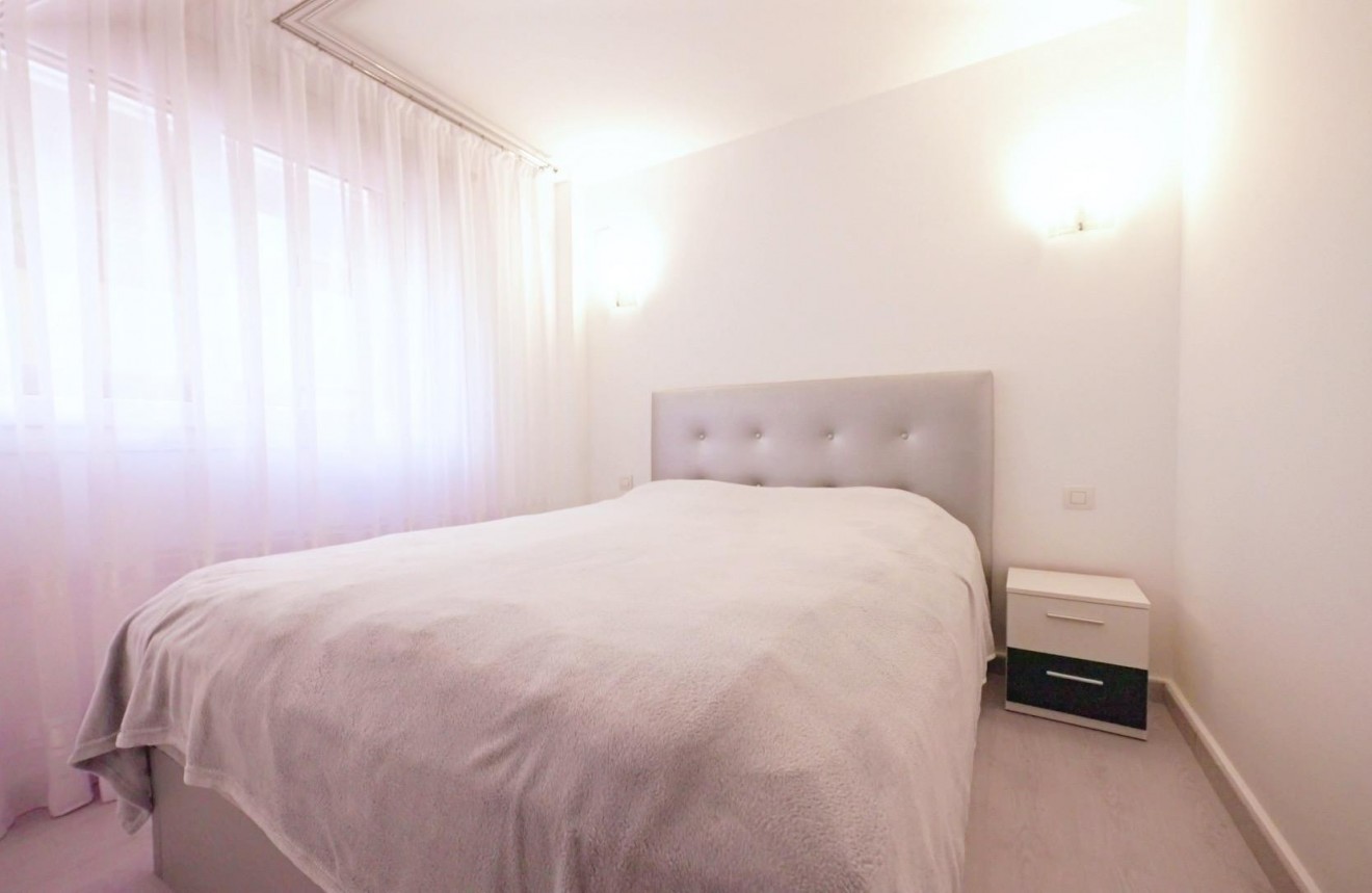 Resale - Apartment / flat -
Torrevieja - Punta prima