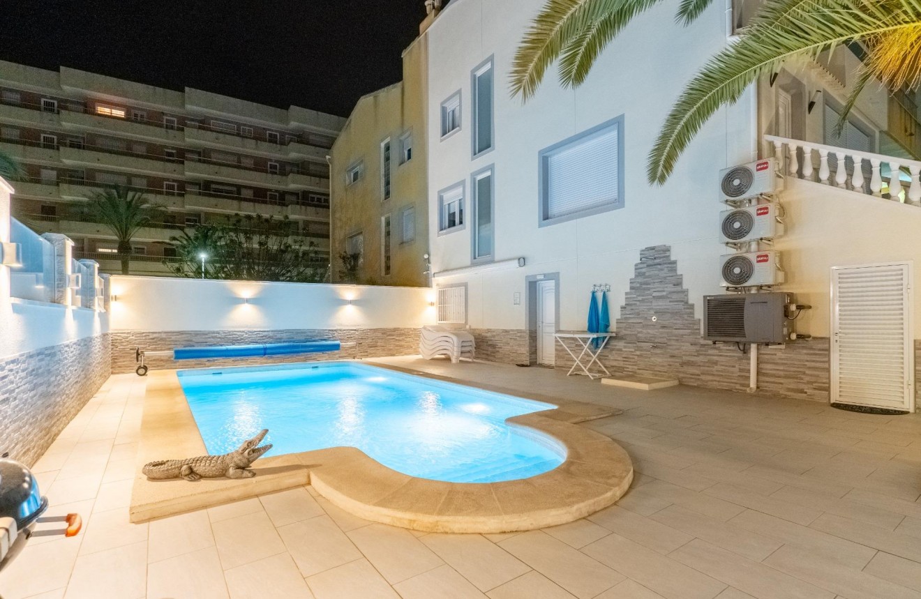 Resale - Chalet -
Torrevieja - Punta prima