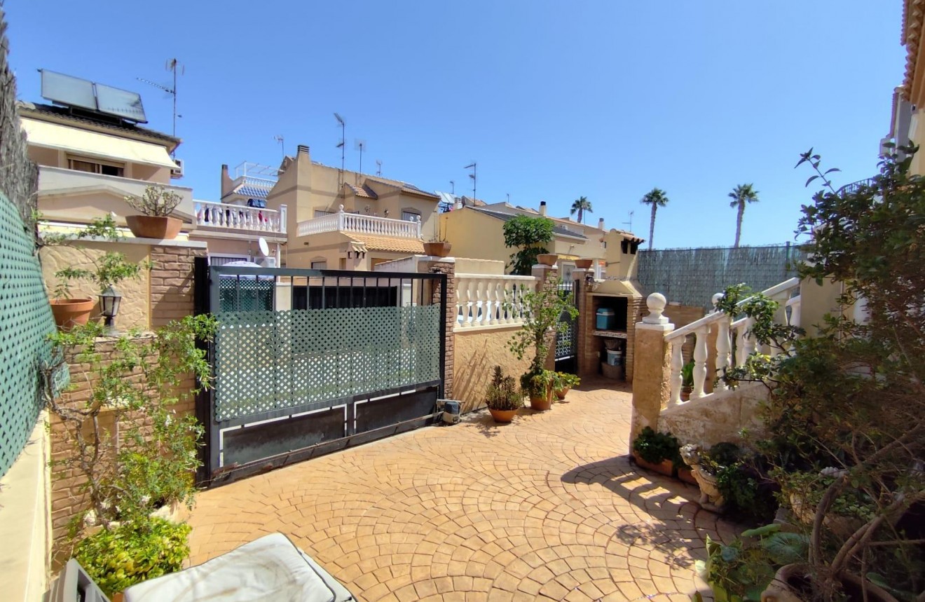 Resale - Chalet -
Torrevieja - Aguas Nuevas 1