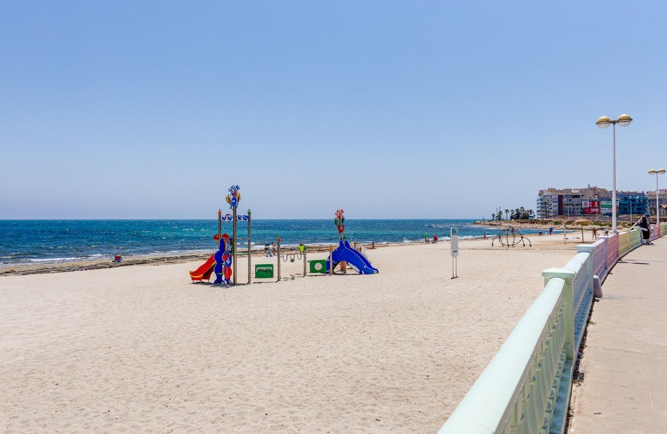 Z drugiej ręki - Szalet -
Torrevieja - Playa de los Locos