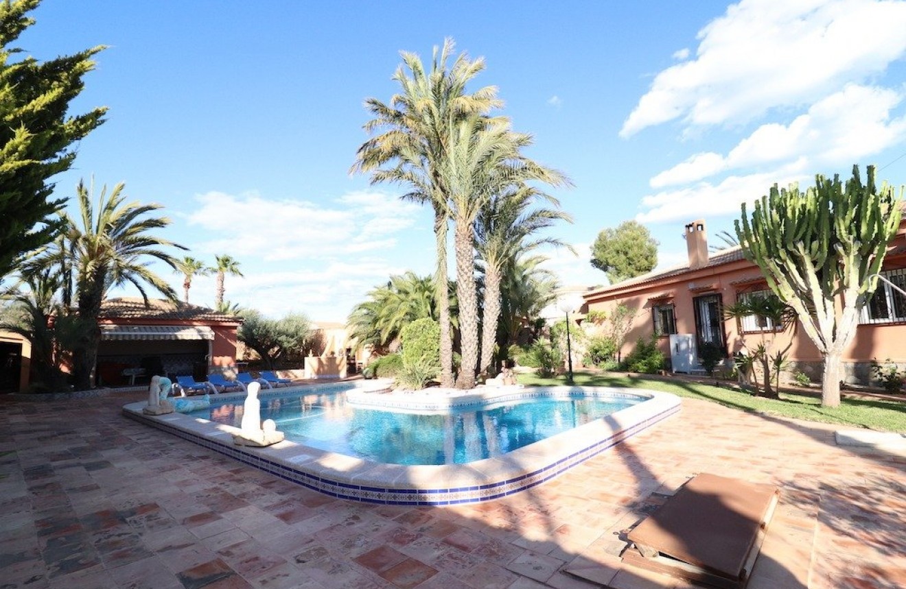 Resale - Chalet -
Torrevieja - Costa Blanca