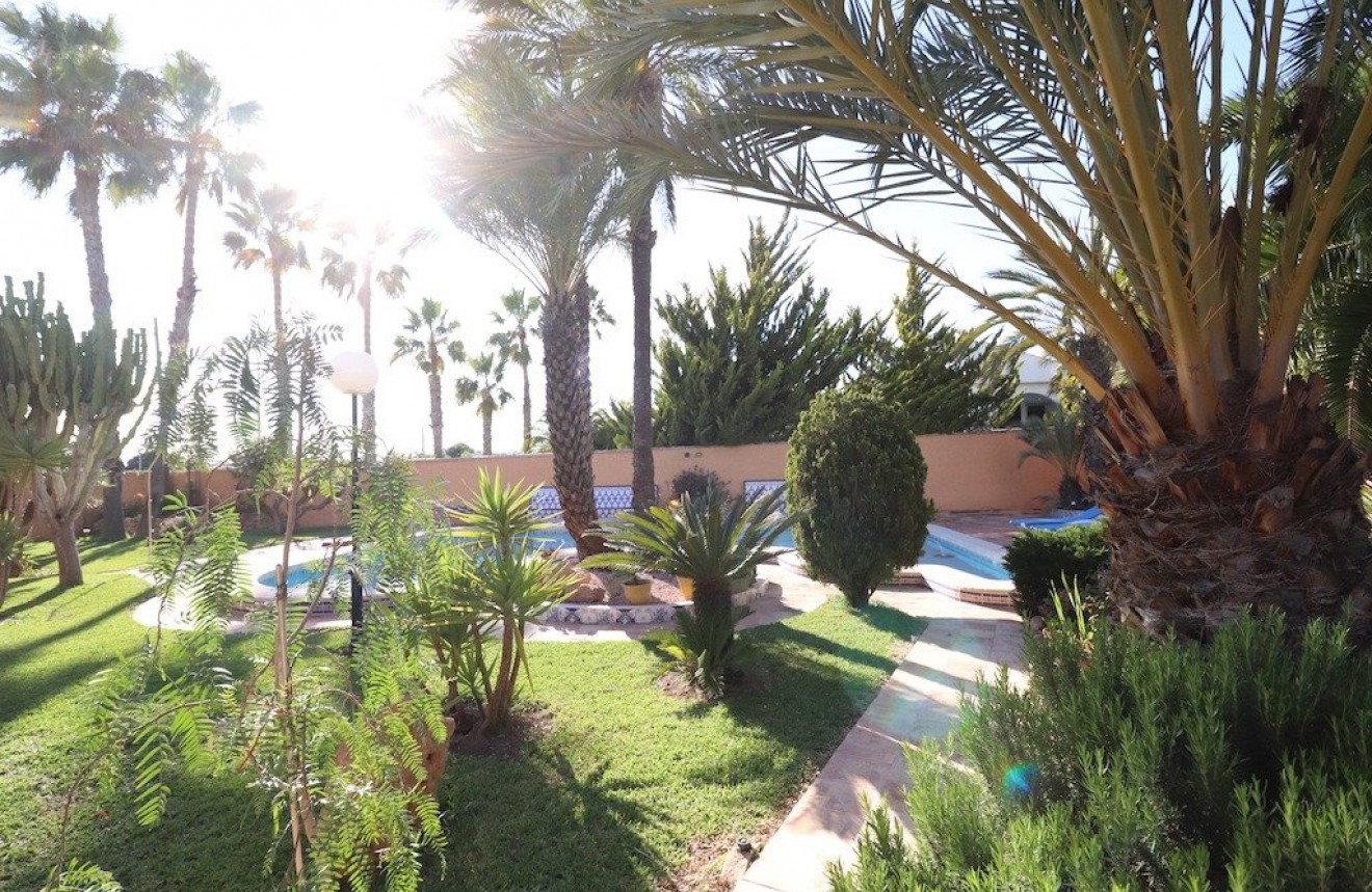 Resale - Chalet -
Torrevieja - Costa Blanca