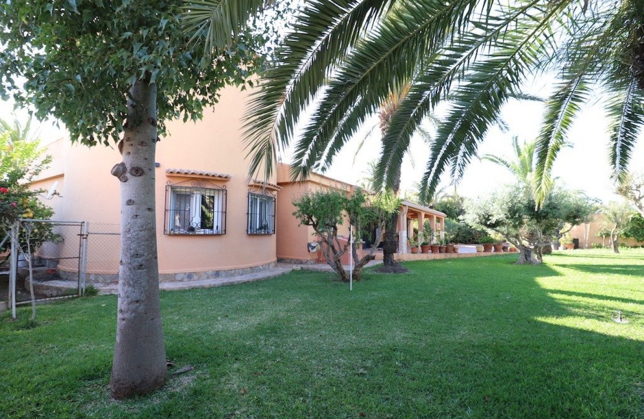 Resale - Chalet -
Torrevieja - Costa Blanca