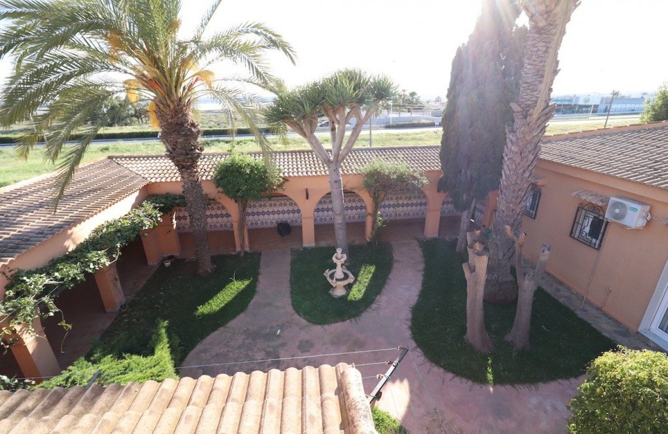 Resale - Chalet -
Torrevieja - Costa Blanca