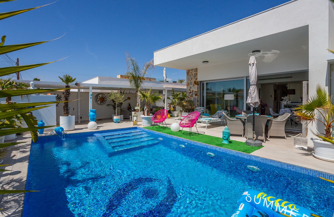 Resale - Chalet -
Torrevieja - Costa Blanca