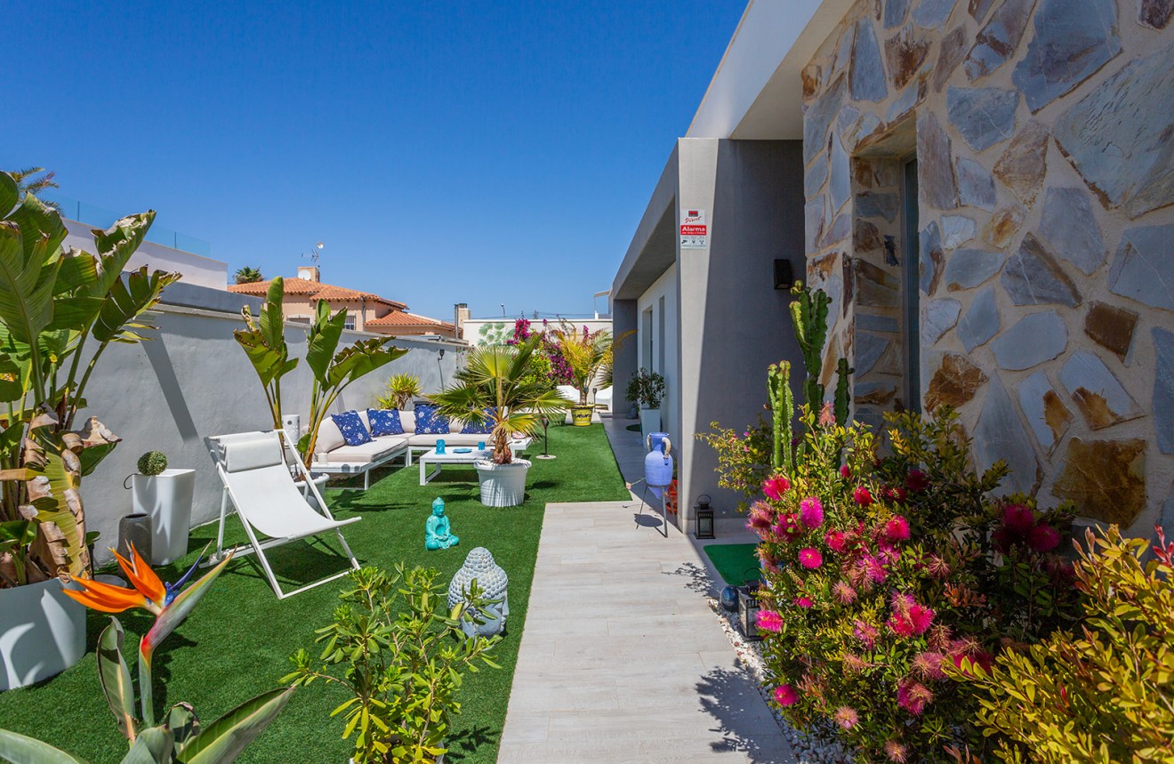 Resale - Chalet -
Torrevieja - Costa Blanca