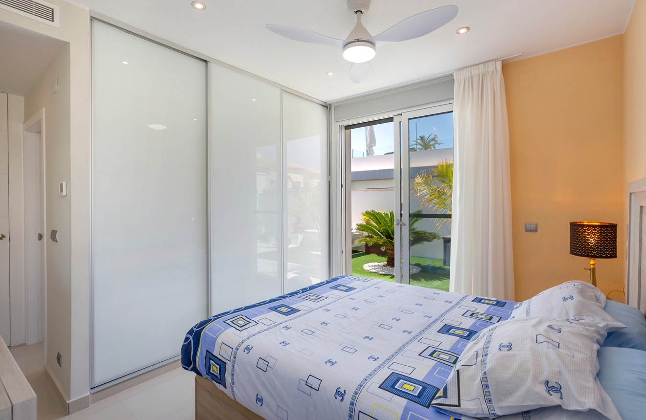 Resale - Chalet -
Torrevieja - Costa Blanca