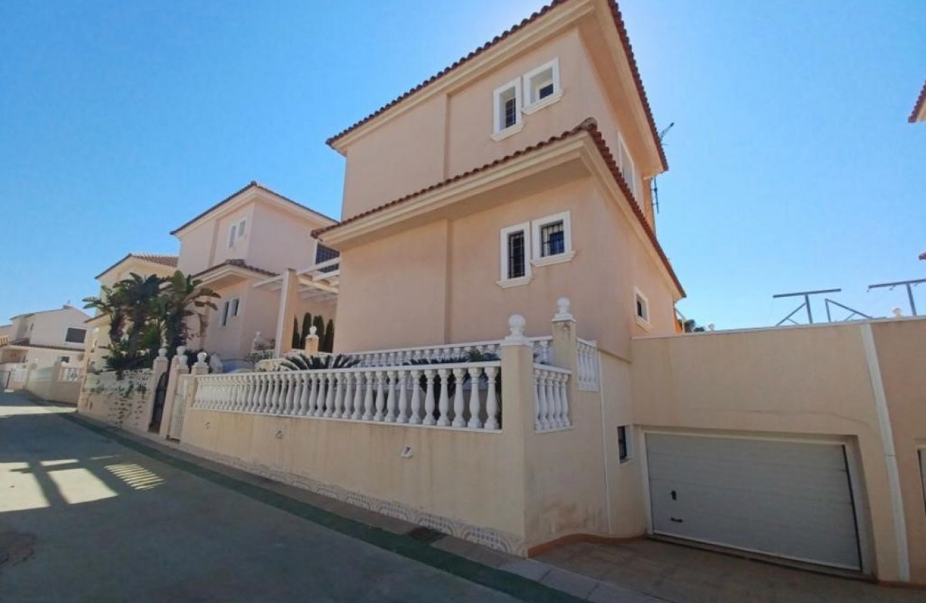 Resale - Chalet -
Torrevieja - Costa Blanca