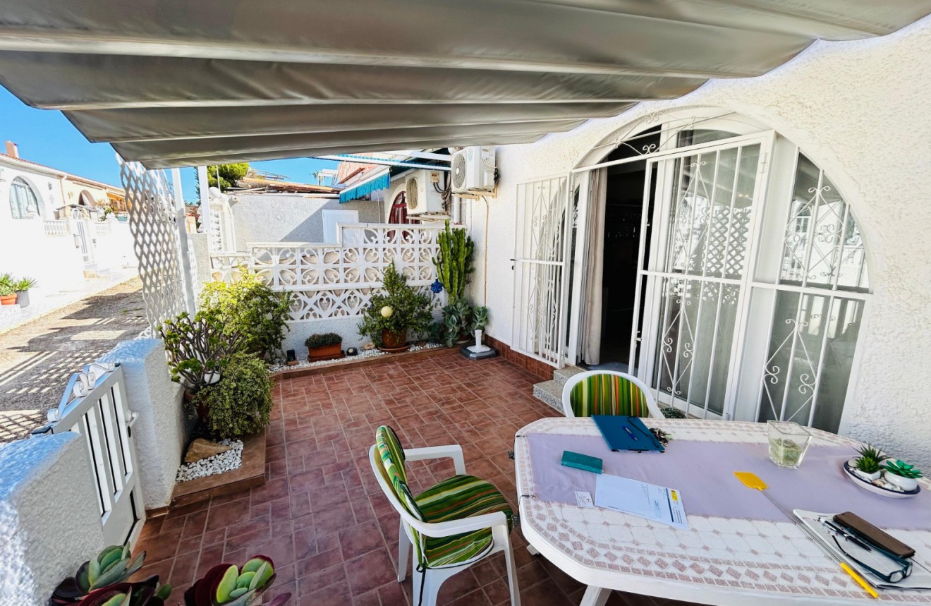 Resale - Chalet -
Torrevieja - Costa Blanca