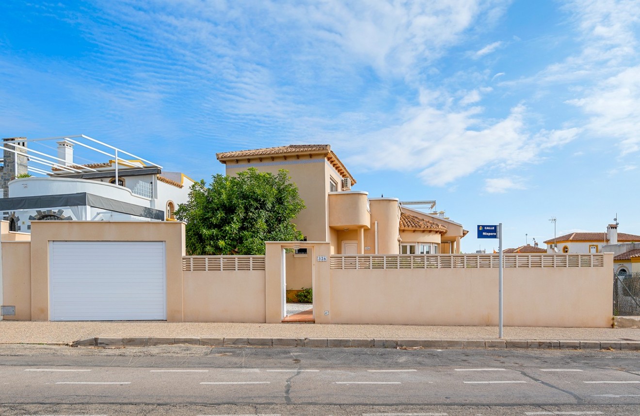 Resale - Chalet -
Orihuela Costa - Costa Blanca