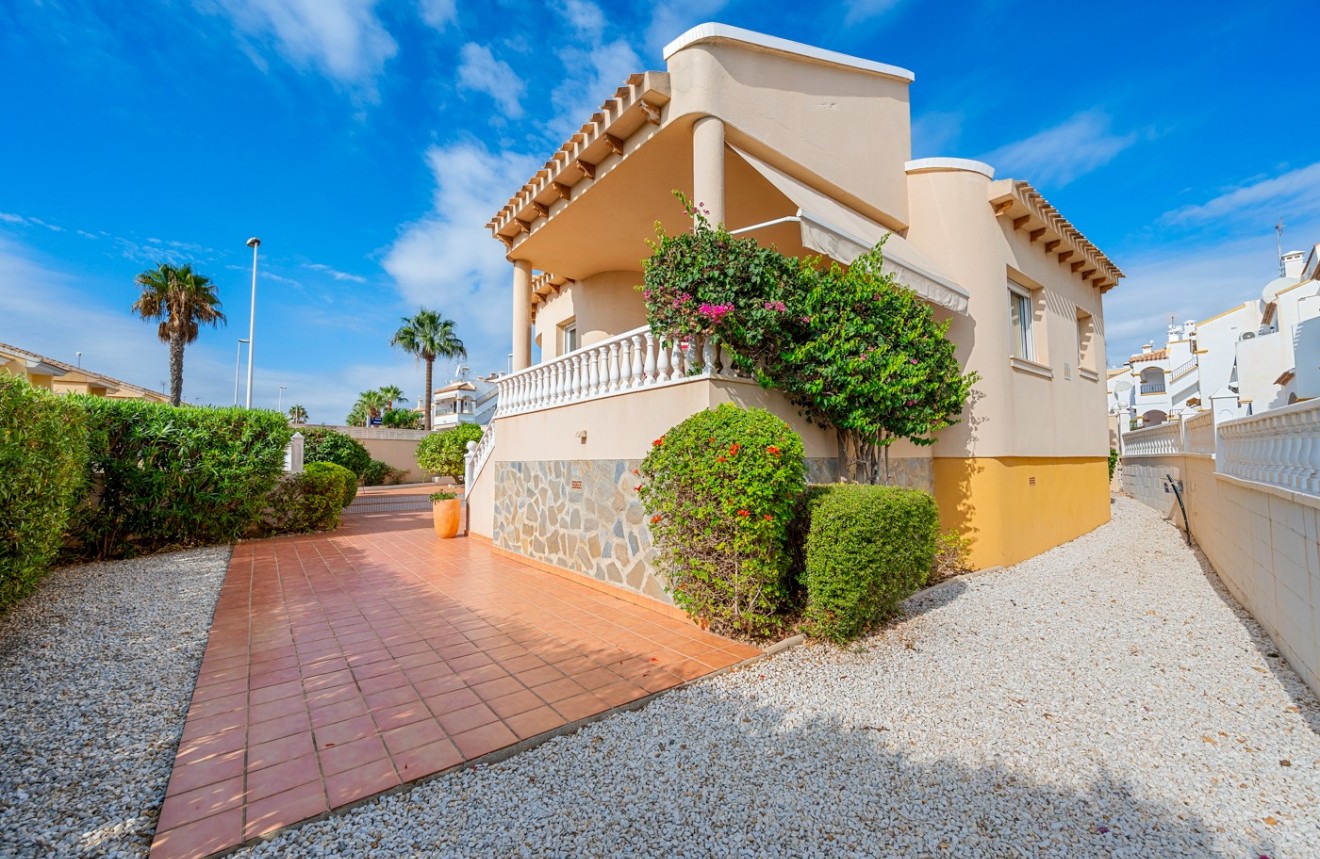 Resale - Chalet -
Orihuela Costa - Costa Blanca