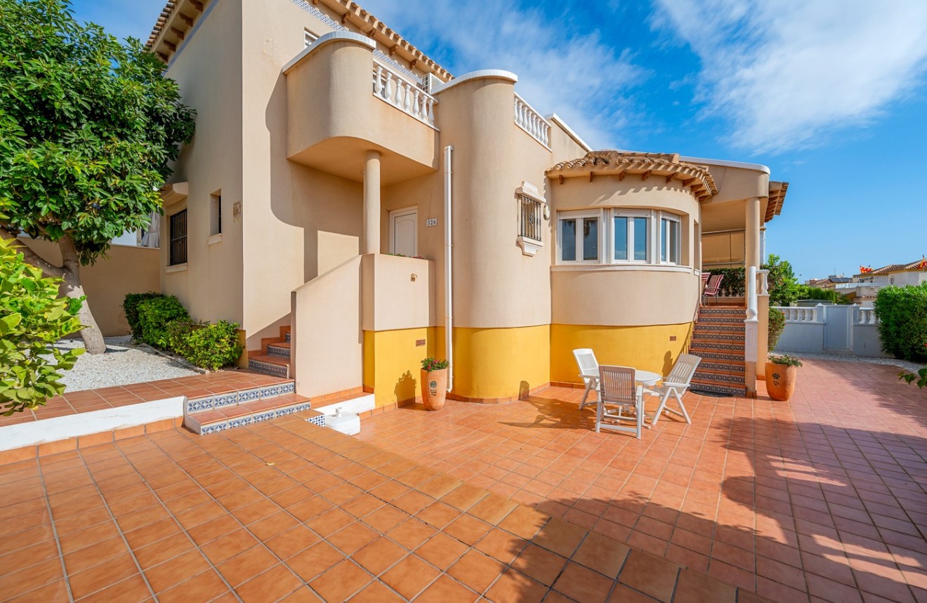 Resale - Chalet -
Orihuela Costa - Costa Blanca