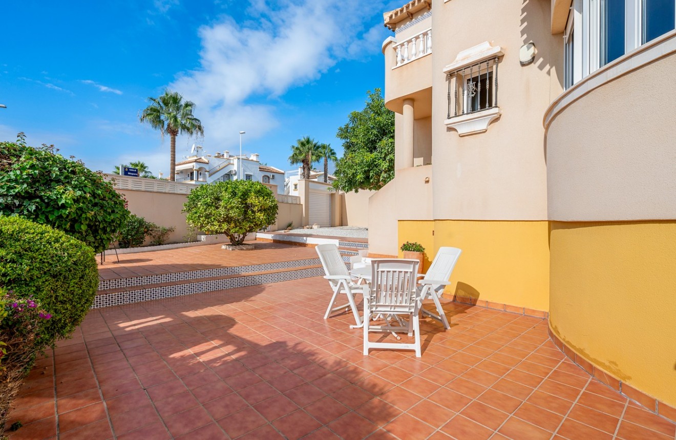 Resale - Chalet -
Orihuela Costa - Costa Blanca